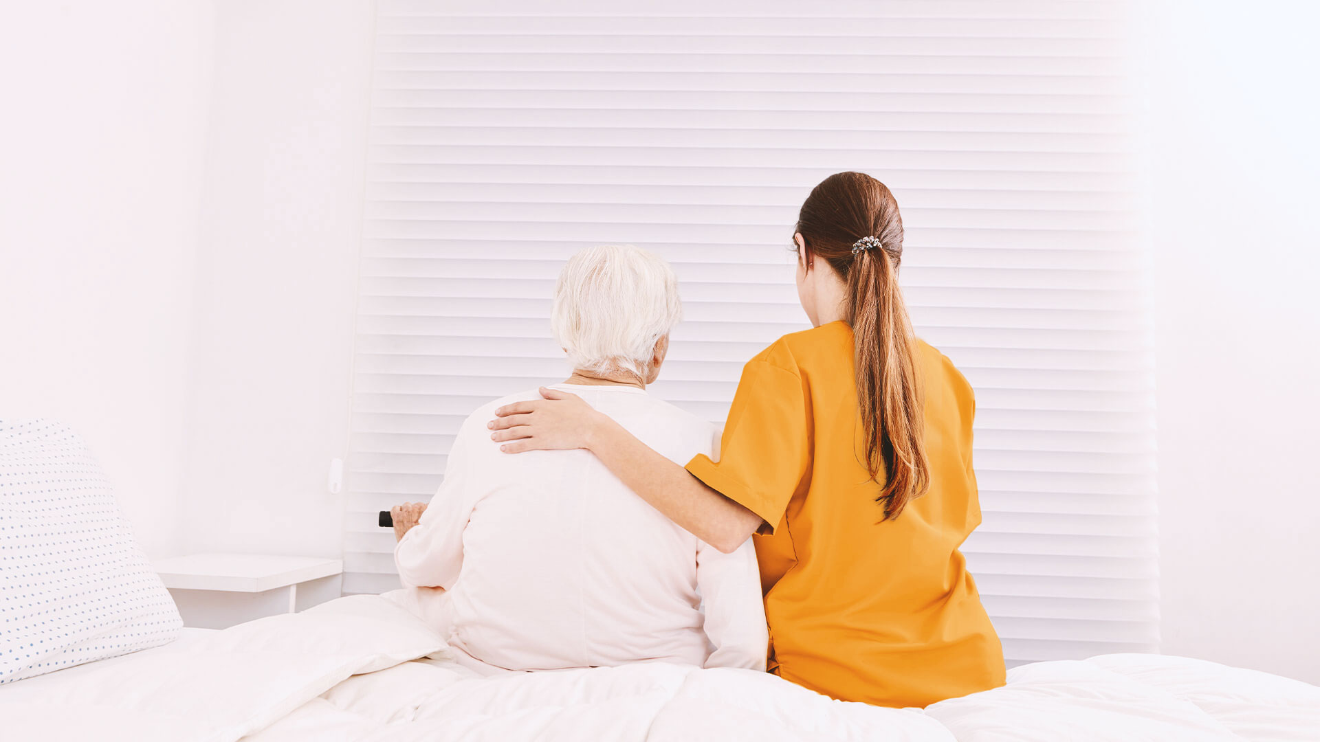 Pflegerin-mit-Seniorin-1-orange r2